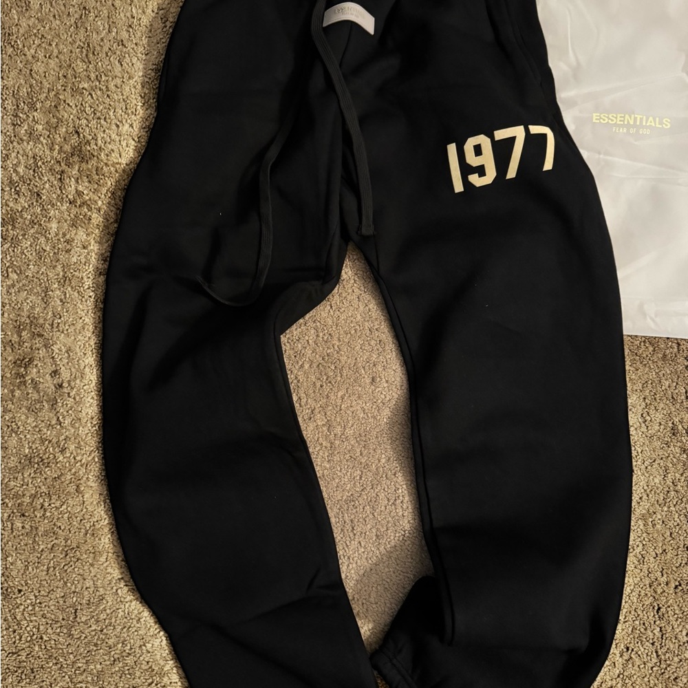 Black essentials “1977” sweats.